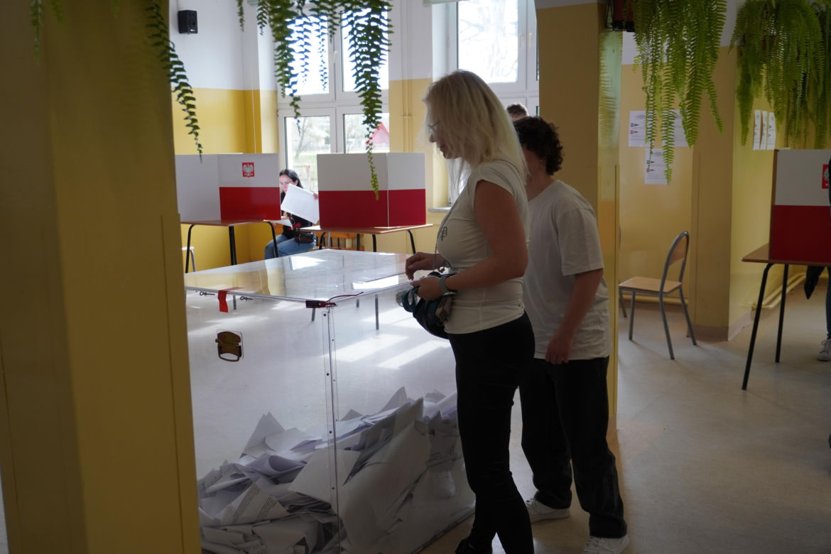 Wybory samorządowe 2024 w województwie pomorskim. Mieszkańcy wrzucają swoje głosy do urn