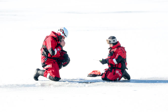 Różowe morsowanie idealne na pomaganie. Trzy Stawy opanowali amatorzy zimnych kąpieli