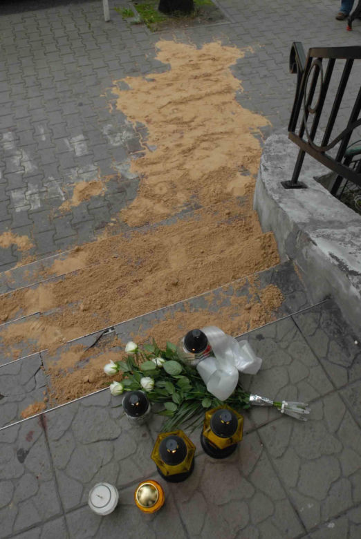 Jedną ręką podawał kwiaty, drugą zadźgał ukochaną. Daria zginęła na schodach szkoły