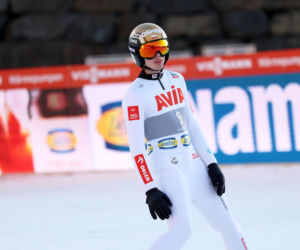 Kacper Tomasiak zaliczył dramatycznie wyglądający upadek w Vikersund