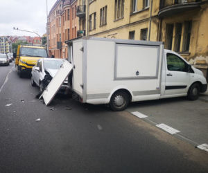 Zderzenie osobówki z samochodem dostawczym na ul. Grunwaldzkiej w Bydgoszczy [ZDJĘCIA]