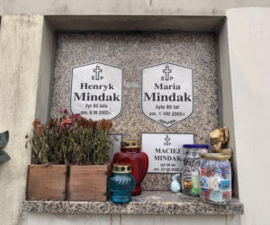 Gwiazdor TVN zginął w tragicznym wypadku. Tak dziś wygląda grób Macieja Mindaka