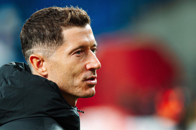 Nagle wbiegł na boisko do Lewandowskiego. Ochrona nie miała litości