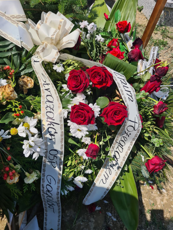 Druh OSP w Gogołowie zginął tragicznie. Morze kwiatów na grobie [GALERIA]