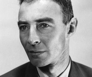 Robert Oppenheimer nazywany jest ojcem bomy atomowej