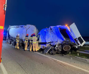 Tragiczny wypadek na S8. Zatrzymali się, by zmienić koło. Uderzyła w nich ciężarówka