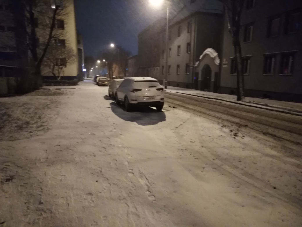 Atak zimy w Polsce. Śnieg na drogach w Zabrzu