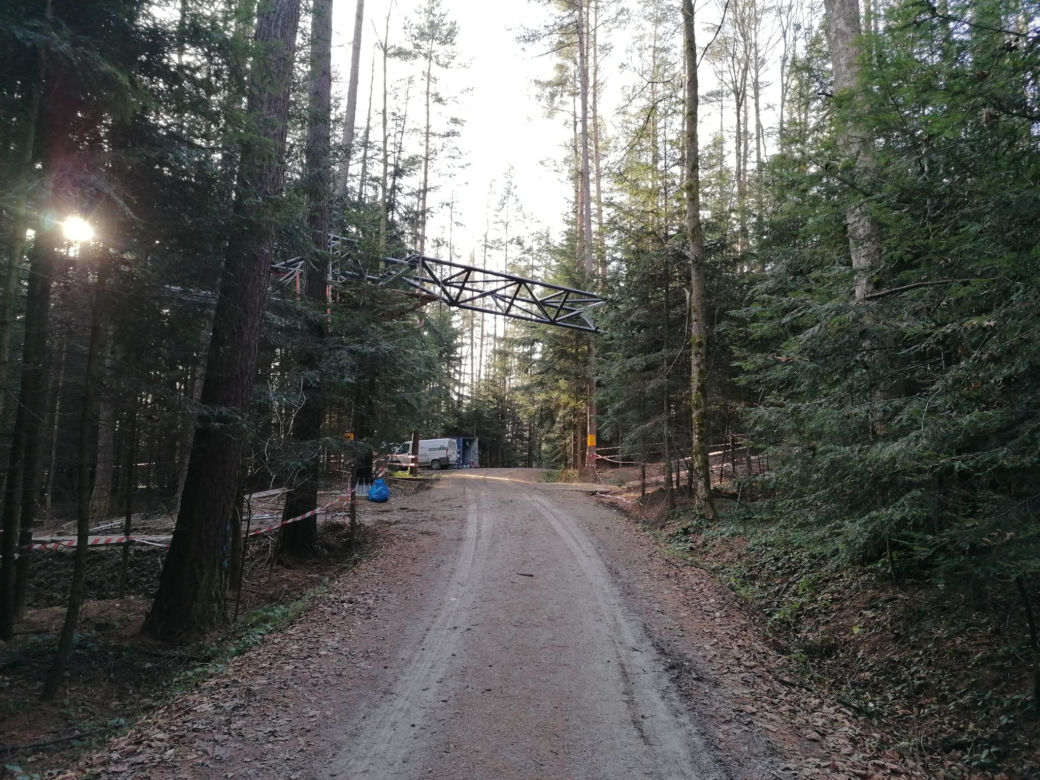 Trwa budowa leśnego molo na miejskiej górze w Starym Sączu