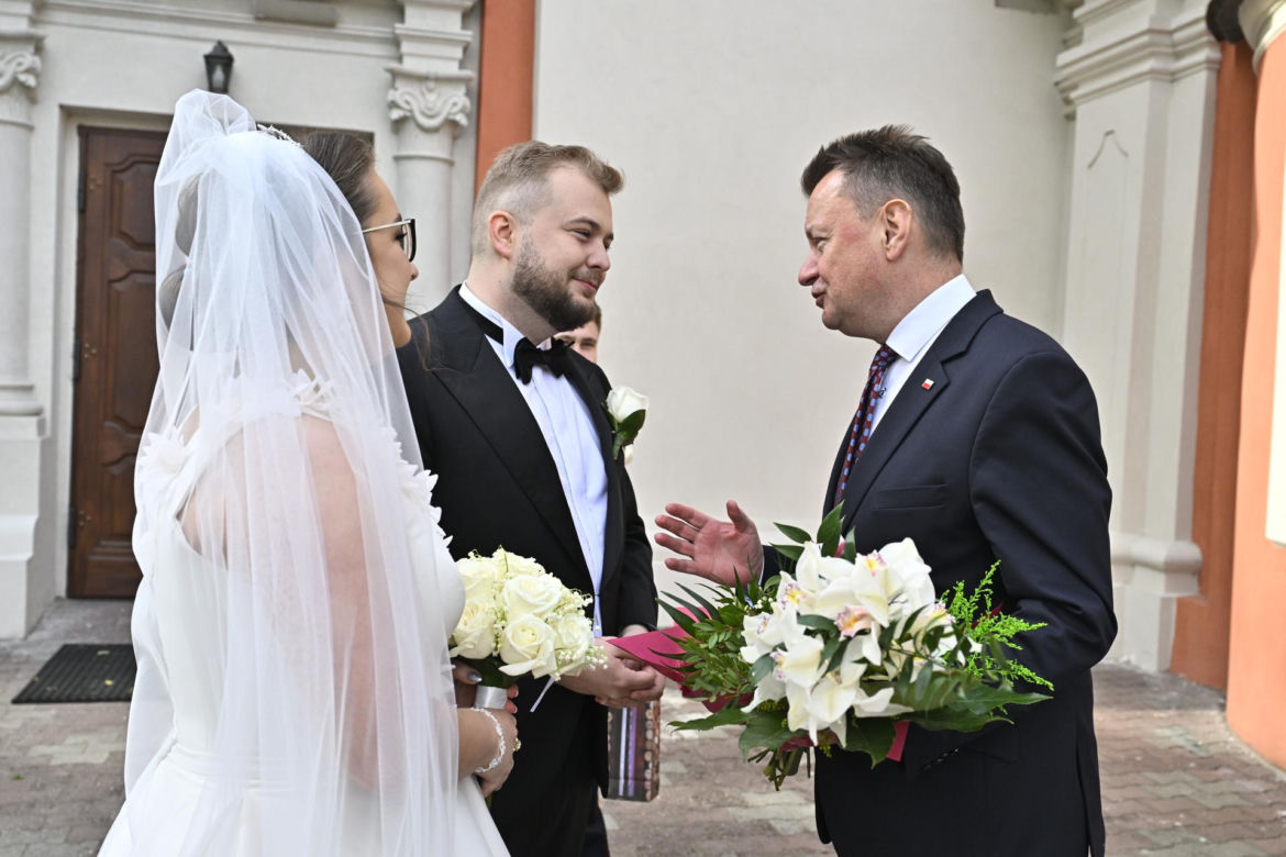 Posłowie Moskal i Kanthak na ślubnym kobiercu. Takie garnitury wybrali