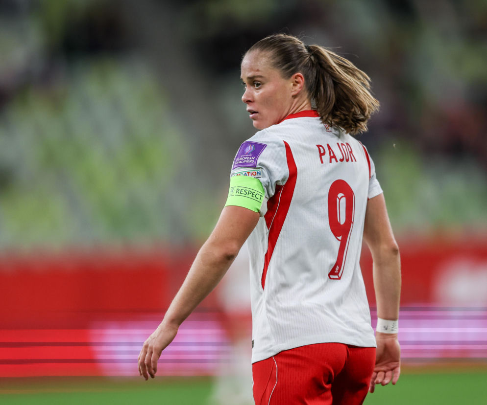 Ewa Pajor w koszulce reprezentacji Polski z numerem 9. O wynikach Złotej Piłki przeczytasz na SE Supersport.