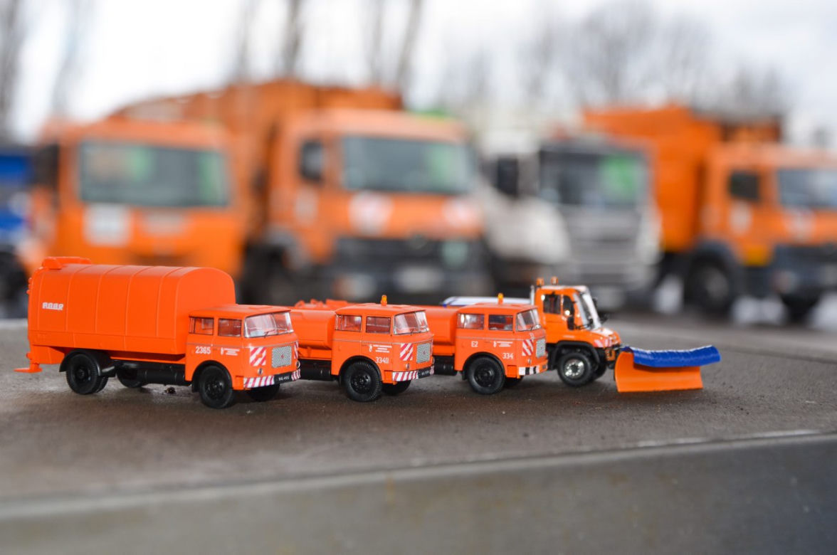 takie hobby. Zbiera modele pojazdów MPO