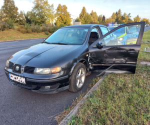 Osobówka przeleciała przez barierki. Poranne zderzenie z TIR-em w Lesznie [ZDJĘCIA]