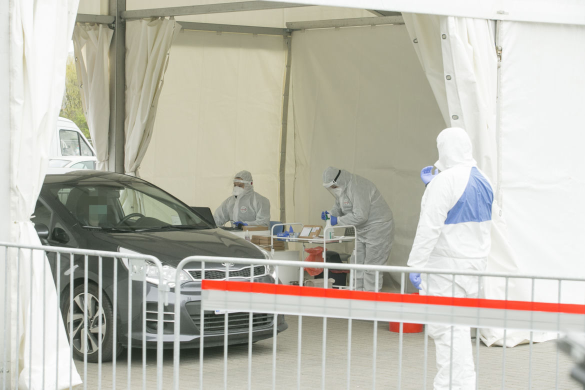 Mobilny punkt testów na koronawirusa.