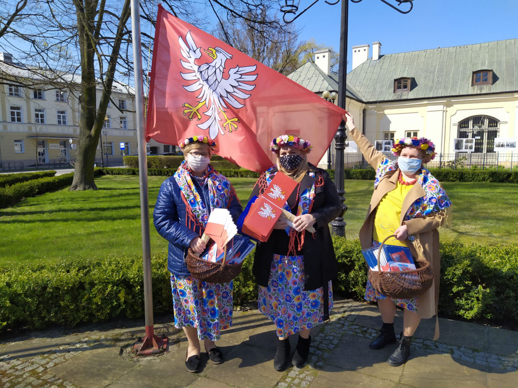 Zawieszenie flagi województwa mazowieckiego na Skwerze Kościuszki w Siedlcach - 28.04.2021