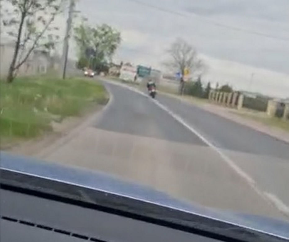 Policyjny pościg za Włochem na motorze. Nie miał prawa jazdy i przejechał na czerwonym