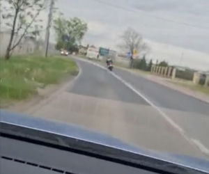 Policyjny pościg za Włochem na motorze. Nie miał prawa jazdy i przejechał na czerwonym