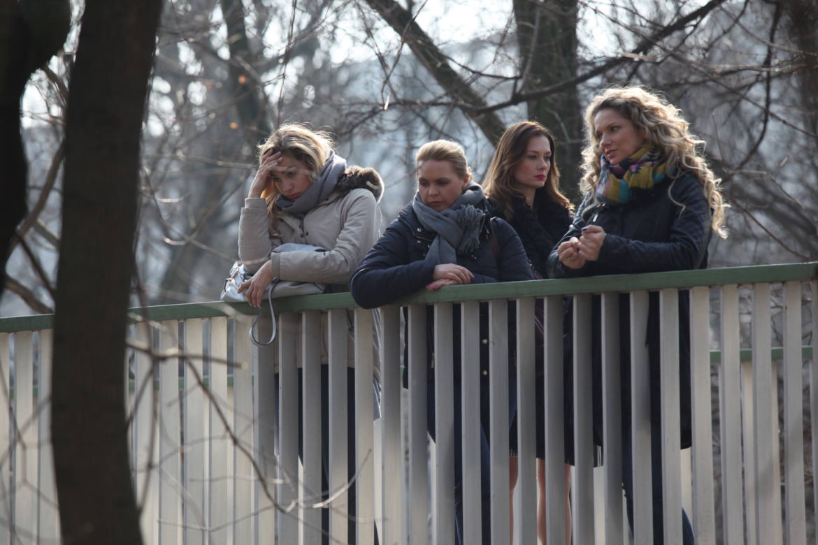 Przyjaciółki odcinek 61, Patrycja (Joanna Liszowska), Inga (Małogrzata Socha), Anka (Magdalena Stużyńska), Zuza (Anita Sokołowska)