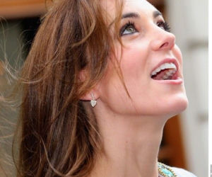 Księżna Kate Middleton, włosy rozwiane przez wiatr