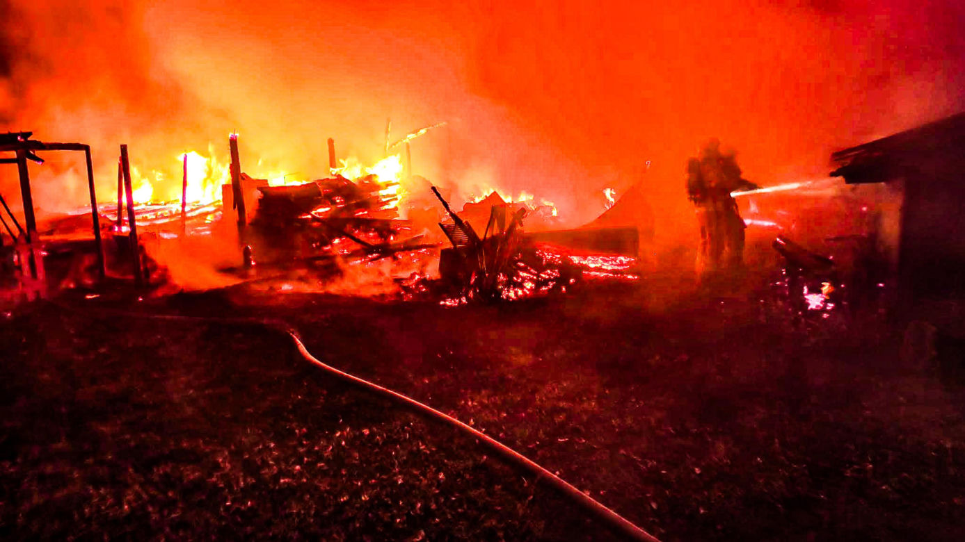 Spalił stodołę matki, bo wyrzuciła go z domu! Straty idą w setki tysięcy