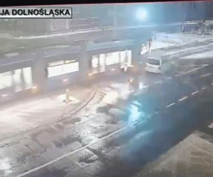 Wrocław. Pościg zakończy zderzeniem z tramwajem. 34-latek z bagażnika nie żyje [ZDJĘCIA].