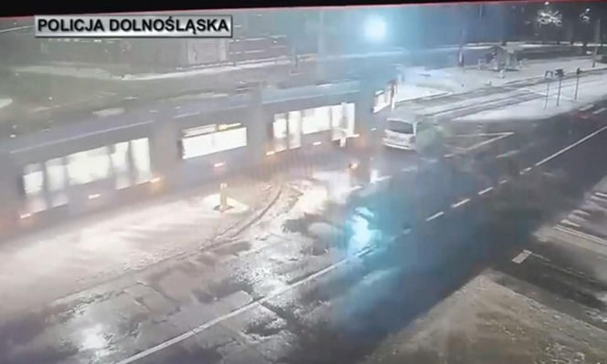 Wrocław. Pościg zakończy zderzeniem z tramwajem. 34-latek z bagażnika nie żyje [ZDJĘCIA].