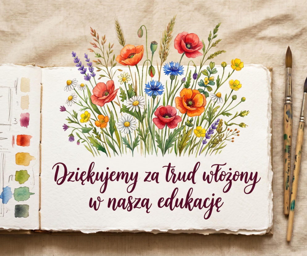Akwarelowy obrazek z polnymi kwiatami, takimi jak maki, chabry i rumianki, w szkicowniku z pędzlami obok. Pod spodem fioletowy napis: Dziękujemy za trud włożony w naszą edukację. To idealny motyw na pożegnanie z 8 klasą, o którym przeczytasz więcej na naszym portalu.