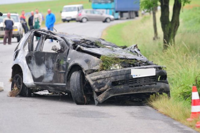Świdnica. Przeżył wypadek, ale wrócił do auta. Spłonął żywcem