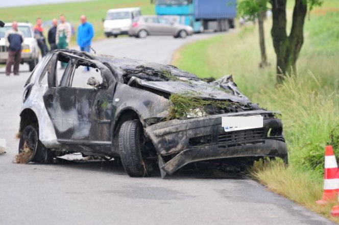 Świdnica. Przeżył wypadek, ale wrócił do auta. Spłonął żywcem