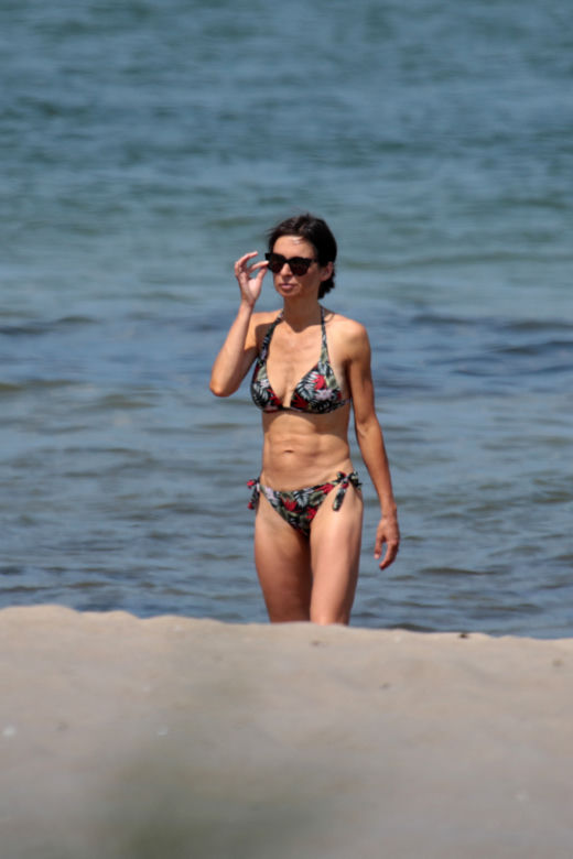 Marta Kaczyńska na plaży karmi dziecko piersią