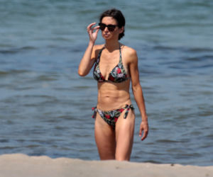 Marta Kaczyńska na plaży karmi dziecko piersią