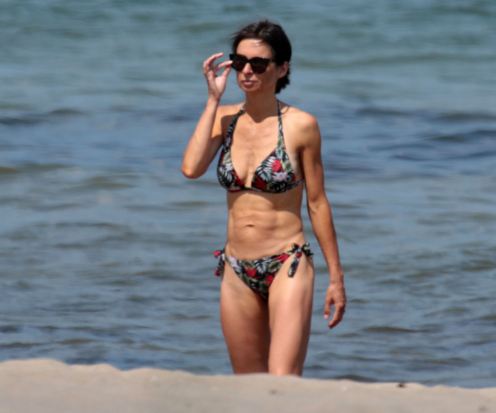Marta Kaczyńska na plaży karmi dziecko piersią