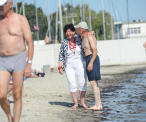Senyszyn na plaży podrywa półnagich mężczyzn