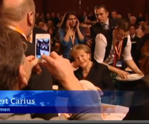 Angela Merkel oblana piwem przez kelnera