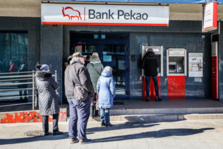 Panika w Polsce - w bankach i przy bankomatach po ataku Rosji na Ukrainę