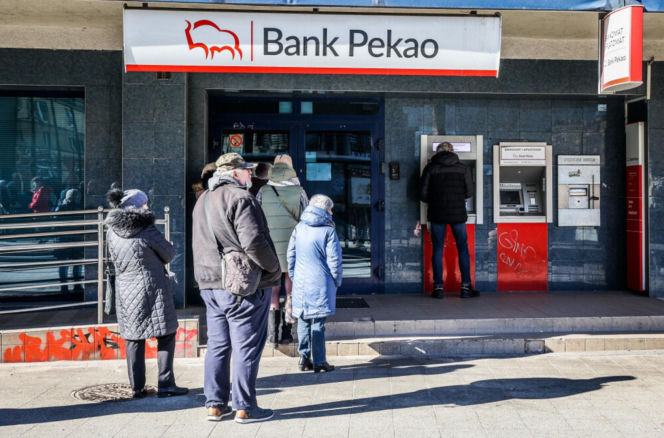 Problemy w bankach i bankomatach. Panika w Polsce po ataku Rosji na Ukrainę