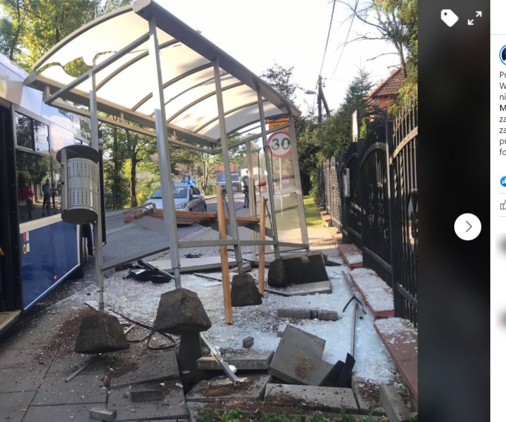 Kraków: Autobus MPK staranował przystanek przy szkole! Z wiaty zostały STRZĘPY
