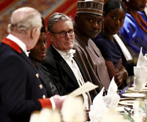 Wszyscy mówią o księżnej Kate. Na głowie ma tiarę Diany, w uszach kolczyki zmarłej królowej