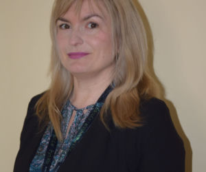 Samochód zastawia wyjazd dla kilkuset osób