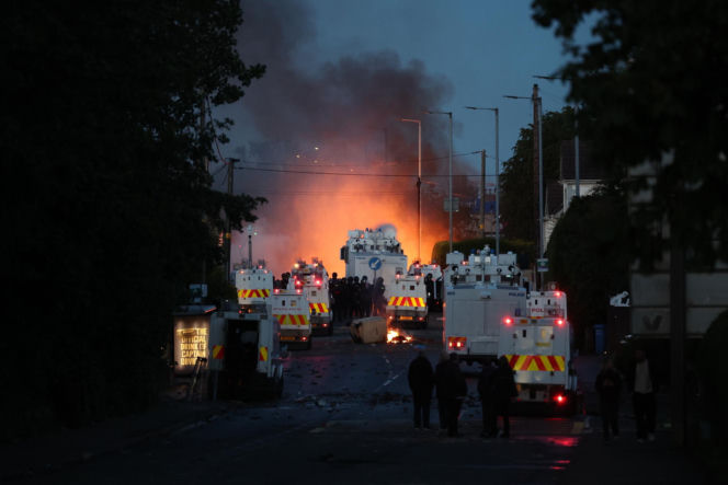 Ofiara nożownika z Belfastu wcześniej była więziona i torturowana. Miasto w rozsypce, służby nie potrafią zatrzymać zamieszek