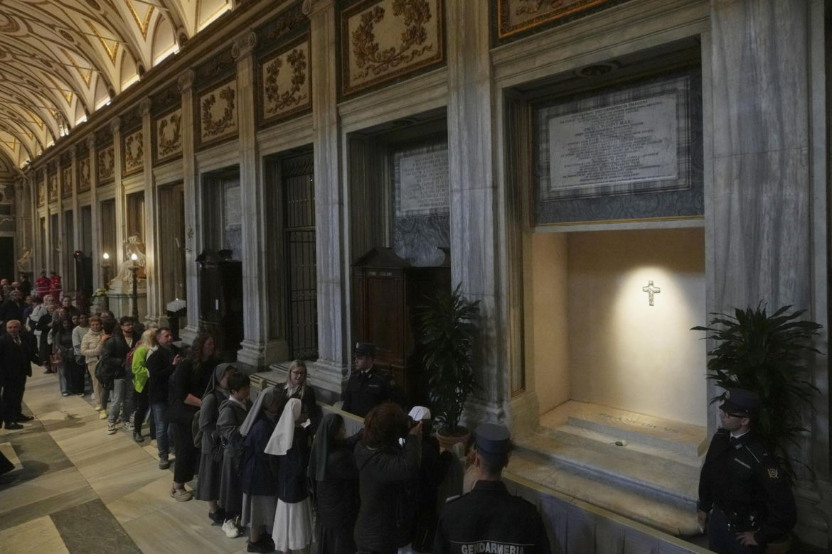 Wierni odwiedzają grób papieża Franciszka