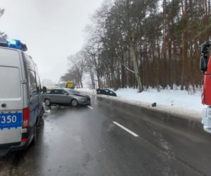 Wypadek na DW803, cztery osoby ranne