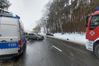 Wypadek na DW803, cztery osoby ranne