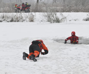 Gdy załamie się lód. Co robić, by uratować siebie lub kogoś, gdy wpadnie do wody?