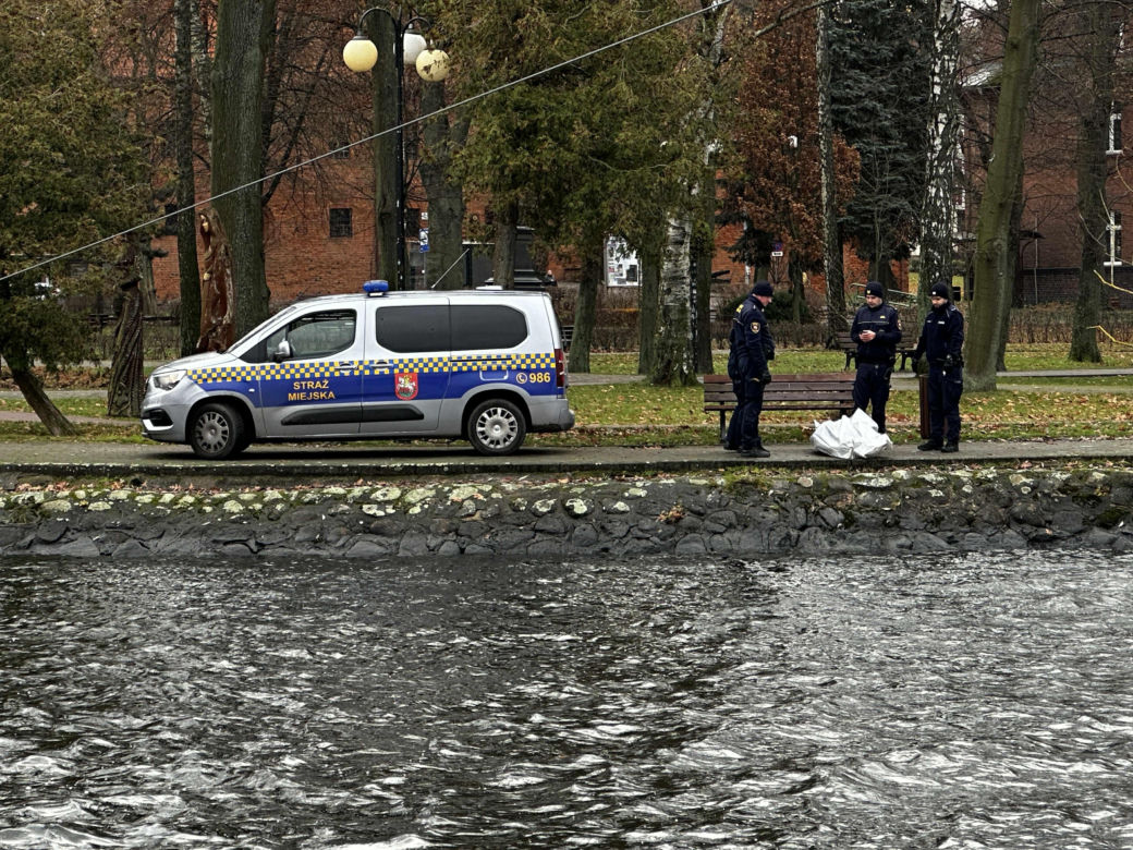 Tajemnicza śmierć mężczyzny. Z jeziora wyłowiono ciało. Policja bada sprawę