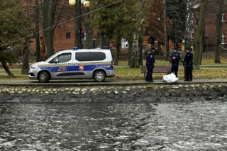 Tajemnicza śmierć mężczyzny. Z jeziora wyłowiono ciało. Policja bada sprawę