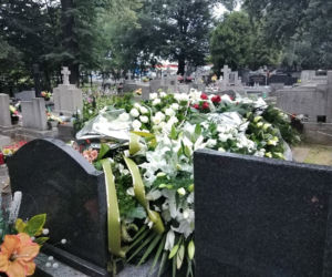 Tragedia w Salisbury. Zamordowane kobiety pochowane w Tarnowie. Grobu nie widać spod kwiatów