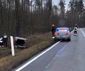 Na trasie Pisz - Jeże dachowało osobowe Audi