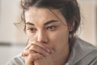 Żałoba po poronieniu bywa niewidzialna. Jakie gesty i słowa naprawdę pomagają?