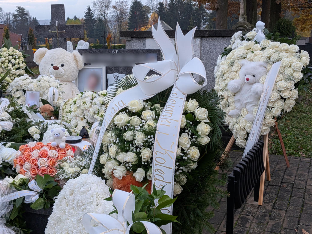 Grób Miecia utonął w białych kwiatach