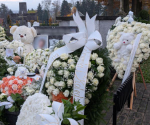 Grób Miecia utonął w białych kwiatach